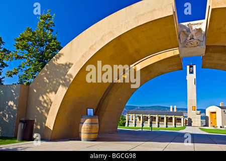 Bögen und Schlussstein am Eingang zur Mission Hill Family Estate Winery, Westbank, West Kelowna, Kelowna, Okanagan British Col Stockfoto