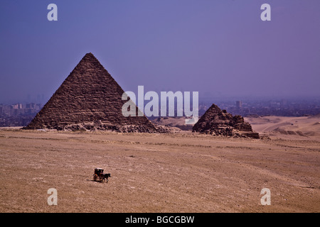 Besucher können in einer Kutsche aus einer Pyramide zum anderen Pyramiden von Gizeh befindet sich auf einem einsamen Plateau Kairo fahren. Stockfoto