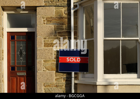 ein verkauften Zeichen vor einem Haus in Bristol, England, Großbritannien Stockfoto