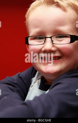 4 Jahre alter Junge eine Brille und Grimassen. Stockfoto