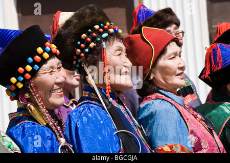 Ein Damen-Chor von traditionellen Sängern führt am Naadam Festival Ulaan Bator Mongolei Asia Stockfoto