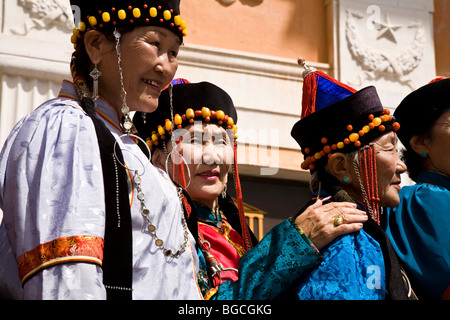 Drei mongolische Frauen in traditioneller Tracht auf den Stufen der Staatsoper und Ballett Theater Ulaan Bator Mongolei Asien Stockfoto