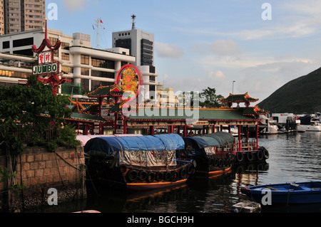 Am Abend Sonnenlicht Weitwinkelaufnahme des Sampans vertäut neben Jumbo Restaurant Shun Wan Pier, Aberdeen, Hong Kong, China Stockfoto