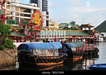 Drei Sampans vertäut neben Neon Drachen Jumbo Restaurant Shun Wan Pier, Aberdeen Typhoon Shelter, Hong Kong, China Stockfoto