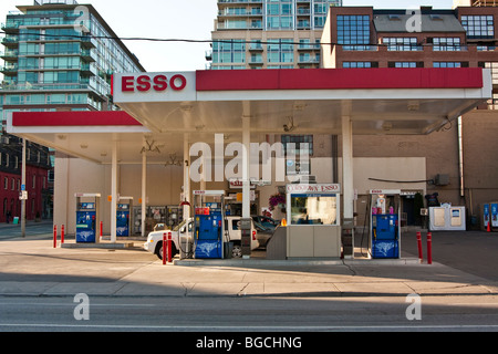 Esso Tankstelle Innenstadt von Toronto, Kanada Stockfoto