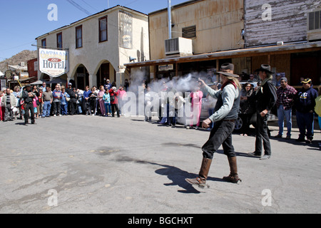 Eine Schießerei auf den Straßen von Oatman ist für die Touristen besuchen die ehemalige Bergbaustadt im westlichen Arizona bereitgestellt. Stockfoto