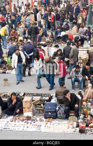 Anbieter verkaufen ihre waren auf dem Boden auf dem Markt der Schmutz auch namens der Antikmarkt Panjiayuan in Peking China Stockfoto