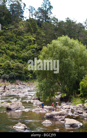 3 Kinder und weiter in die Karangahake Gorge auf dem Ohinemuri River, Neuseeland Stockfoto