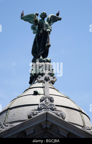 Kupfer-Skulptur eines Engels erhebt sich über einem Grab, Friedhof von Recoleta, Buenos Aires, Argentinien Stockfoto