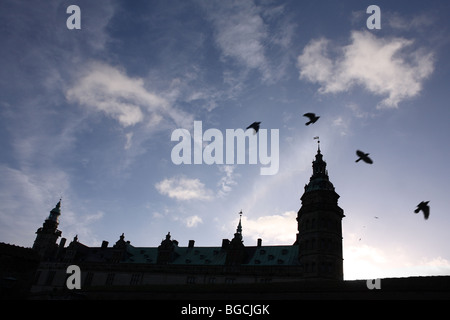 Silhouette von Schloss Kronborg in Helsingør (auf Englisch auch bekannt als Elsinore) auf der dänischen Insel Seeland Stockfoto
