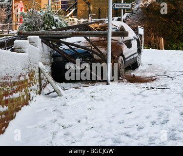 Autounfall im Schnee, abgerissen Telegrafenmast tragen drei Phase Strom, Krankenhaus Straße singen über Kopf. England, Stockfoto