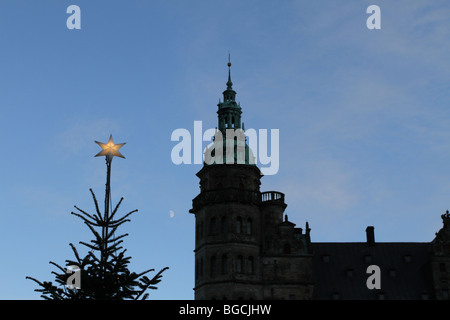 Silhouette von Schloss Kronborg in Helsingør (auf Englisch auch bekannt als Elsinore) auf der dänischen Insel Seeland Stockfoto