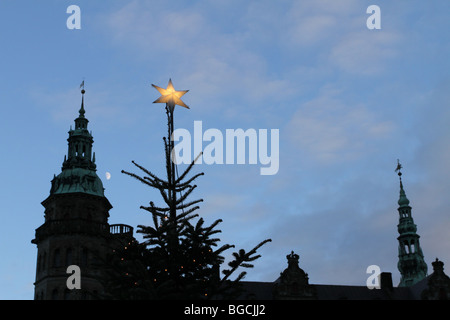 Silhouette von Schloss Kronborg in Helsingør (auf Englisch auch bekannt als Elsinore) auf der dänischen Insel Seeland Stockfoto