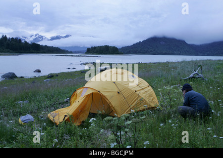 Zelt im Basislager. Kajak-Tour in der Glacier Bay National Park, Alaska, USA. Stockfoto