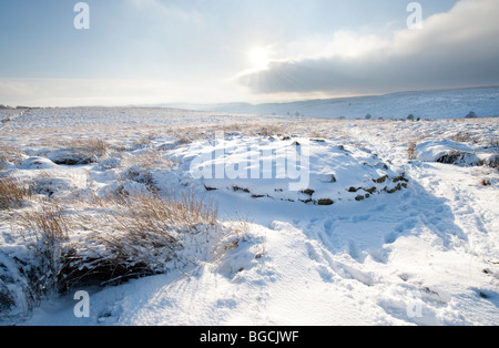 Große kreisförmige Cairn auf großen Moor im Winter Schnee in "Peak District", Derbyshire, Großbritannien, Großbritannien Stockfoto