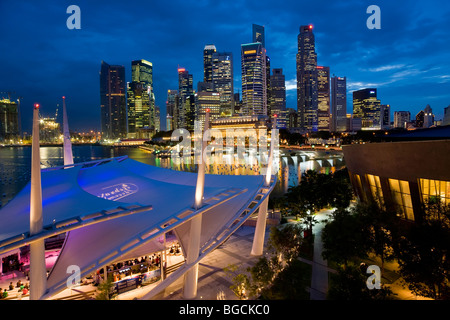 Blick auf die Stadt in der Abenddämmerung von der Dach-Top-Promenade der Esplanade Theatres on the Bay, Singapur. Stockfoto