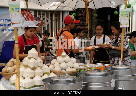 Thailand; Bangkok; Chatuchak Weekend Market; Kokos-Stall Stockfoto