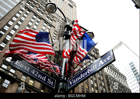Stars And Stripes Flaggen an der Ecke East 42nd Street und Vanderbilt Avenue Manhattan New York USA - Foto von Simon Dack Stockfoto