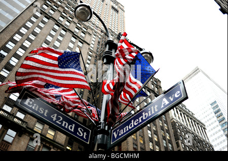 Sterne und Streifenflaggen an der Ecke East 42nd Street und Vanderbilt Avenue Manhattan New York USA Stockfoto