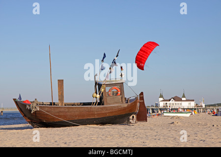 Fischerboot auf dem Strand, Ahlbeck, Insel Usedom, Mecklenburg-West Pomerania, Deutschland Stockfoto