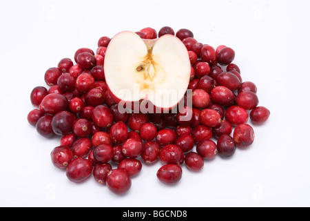 Haufen von Preiselbeeren mit Pink Lady Apfelscheibe auf weißen Hintergrund isoliert. Stockfoto