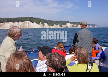 Bootsfahrt entlang der Kreidefelsen von Jasmund National Park in der Nähe von Sassnitz, Insel Rügen, Mecklenburg-West Pomerania, Deutschland Stockfoto