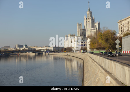 Moskau: Gebäude am Kotelnicheskaya Ufer der Moskwa Stockfoto