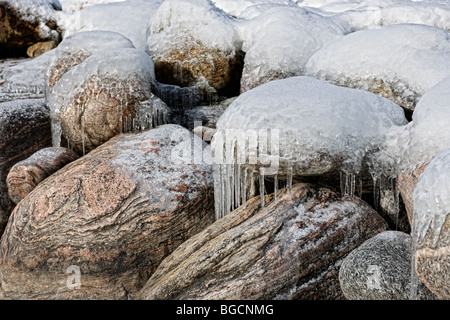 Schnee und Eis bedeckt die Felsen an der Georgian Bay zu Beginn des Winters. Georgian Bay ist eine große Bucht des Lake Huron, Ontario, Canad Stockfoto