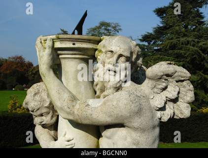 Stein-Sonnenuhr-Skulptur in den Gärten des Belton House in Lincolnshire Stockfoto