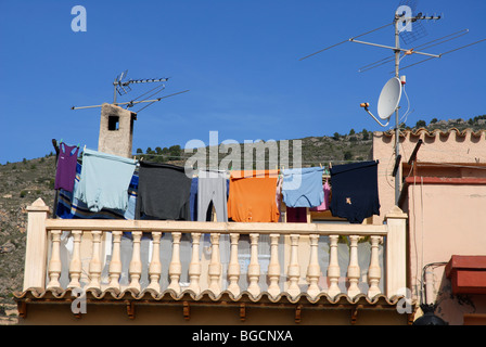 Antennen, Antenne & waschen hängen zum Trocknen auf Dach Dorfhaus, Relleu, Comunidad Valenciana, Provinz Alicante, Spanien Stockfoto