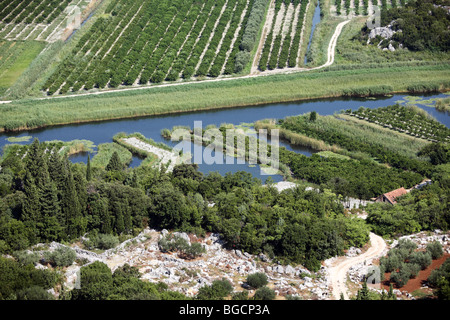 Areal Blick auf landwirtschaftlichen Böden und Bewässerung Entwässerungskanäle in Neratva Flussmündung Kroatien Stockfoto