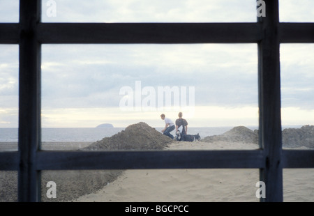 Jungs spielen am Strand Weston Super Mare Somerset UK Stockfoto