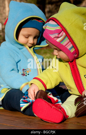 Schwester und Bruder, miteinander spielen im freien Stockfoto