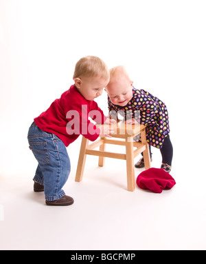 1 Jahre alten Zwillinge Spaß isoliert auf weiss Stockfoto