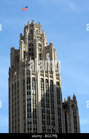 Die Tribune Tower mit amerikanischen Fahnenschwingen auf Spitze, Chicago, IL, USA, Nordamerika Stockfoto