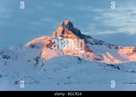 König Oscar Fjord und Polhejmfjell Berg bei Sonnenuntergang, Tasiilaq, E. Grönland Stockfoto