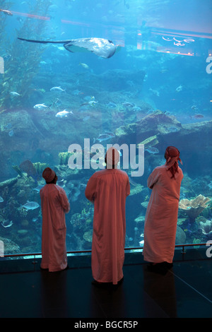 Araber vor dem Dubai Aquarium, Dubai, Vereinigte Arabische Emirate Stockfoto