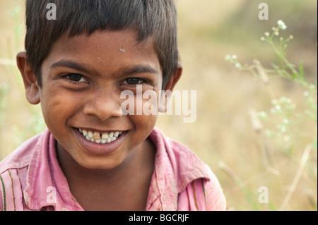 Happy indischer Junge lächelnd. Andhra Pradesh, Indien Stockfoto