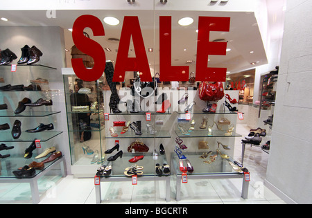 Verkauf in einem Schuhgeschäft in der Mercato Shopping Mall, Dubai, Vereinigte Arabische Emirate Stockfoto