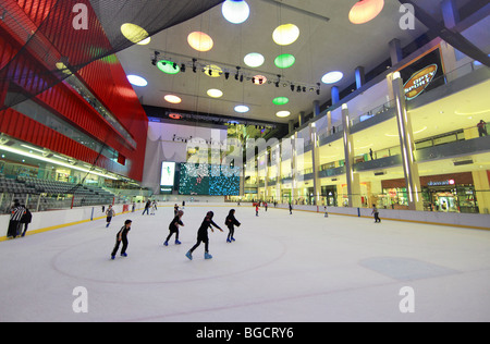 Menschen auf der Eisbahn in der Mall of Dubai, Vereinigte Arabische Emirate Stockfoto