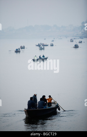 Touristen und Pilger können eine Bootstour am heiligen Fluss Ganges in Varanasi, Indien statt. Stockfoto