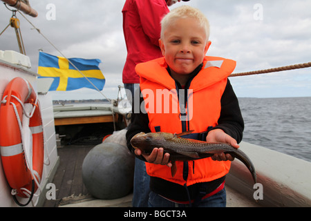 Junge Proude Boy zeigt seinen Fisch Stockfoto