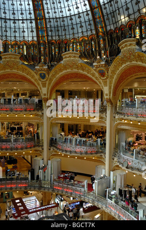 Interieur des Glas- und Stahlkuppelhauses der Kaufhäuser Lafayette oder Lafayette, 1912, Beaux-Arts oder Belle Epoque Interior, Paris, Frankreich Stockfoto