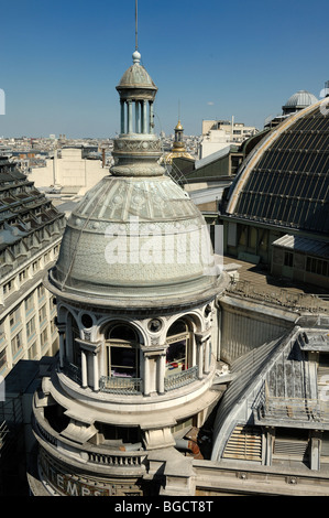 Beaux-Arts oder Art Nouveaux Roof Dome oder Turm des Kaufhauses der Galerien Lafayette oder Lafayette, eröffnet 1912, Paris, Frankreich Stockfoto