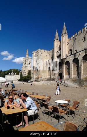 Touristen im Bürgersteig Cafe oder Straßencafe vor dem Papstpalast, Papstpalast oder Papstpalast, Place du Palais, Avignon, Provence Frankreich Stockfoto