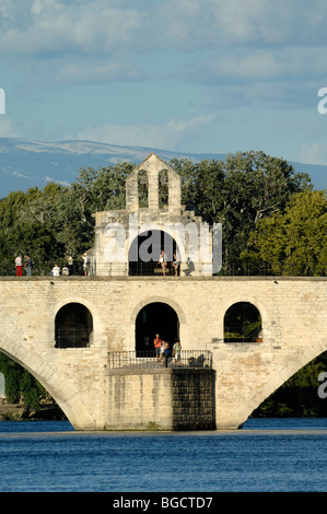 Kapelle Saint Nicolas auf der Pont d'Avignon oder Brücke Saint Bénézet über den Fluss Rhône, Avignon, Vaucluse, Provence, Frankreich Stockfoto