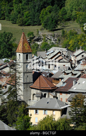 Blick auf die Kirche Saint-Martin und die Altstadt von Colmars oder Colmars-les-Alpes, Festungsstadt von Vauban, Alpes-de-Haute-Provence, Frankreich Stockfoto