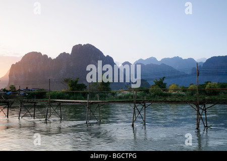 Laos; Vang Vieng; Brücke über den Nam Song Fluss bei Sonnenuntergang Stockfoto