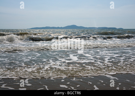 Kleine Wellen und Brandung waschen über Sandstrand. Stockfoto