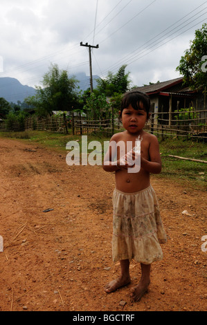 Laos; Dorf in der Nähe von Vang Vieng; Porträt eines jungen Mädchens Stockfoto